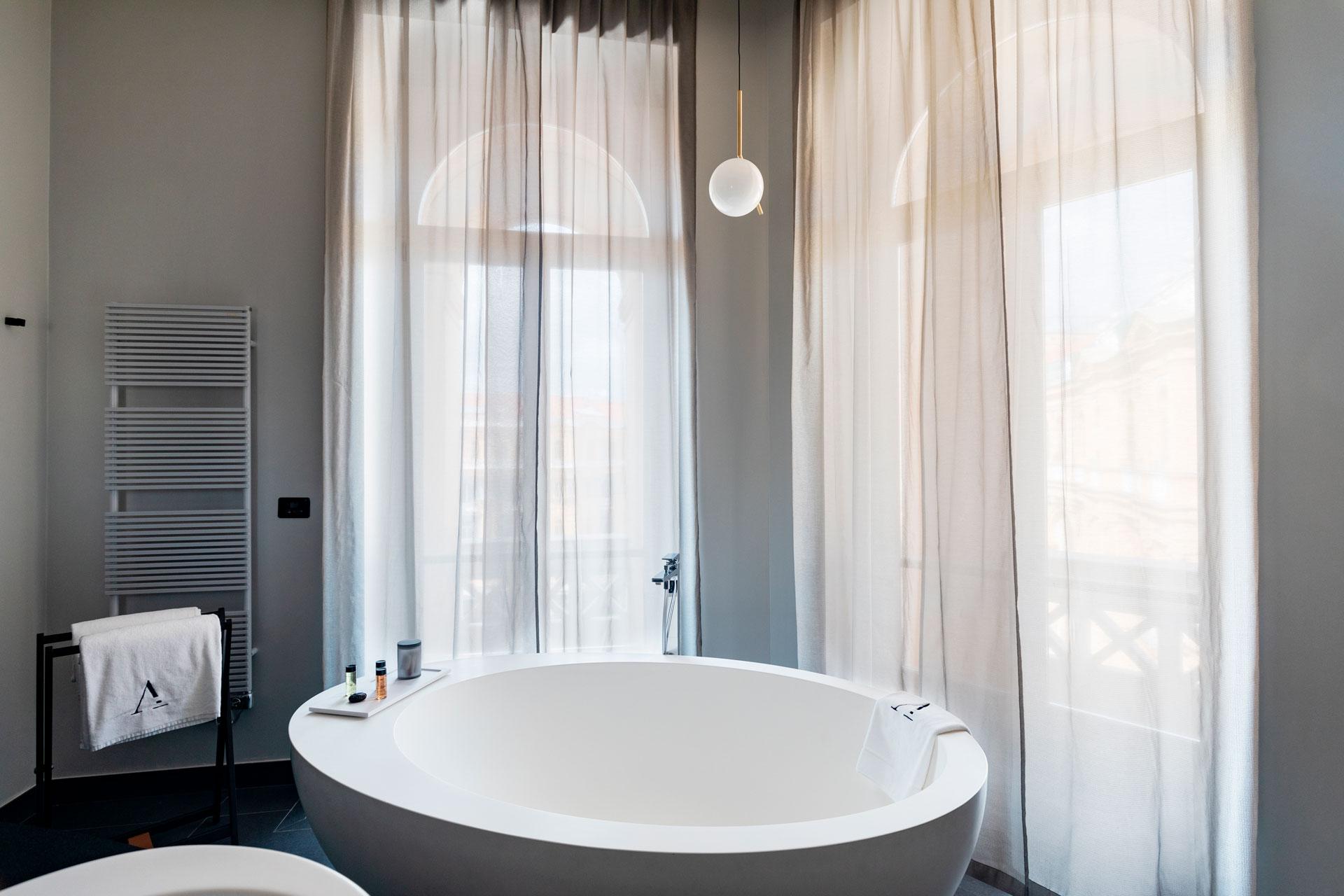 Amadomus Luxury 4* Naples